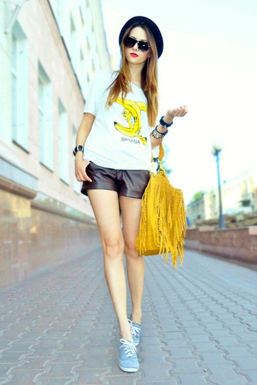 Shorts da chắc chắn sẽ là điểm nhấn thời thượng cho bộ đồ phong cách trẻ trung, tinh nghịch cùng áo pull in và giày thể thao.