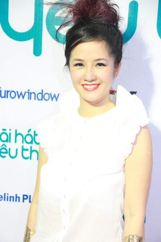 Xuất hiện vào phút cuối chương trình, nhưng sức hút của Hồng Nhung vẫn không kém cạnh Mai Phương Thúy. Sự trở lại của nữ diva với ca khúc "Vòng tròn" sau một thời gian dài sinh con đã được khán giả chờ đợi và ủng hộ nhiệt tình.