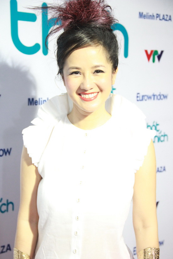 Nụ cười tươi rói của nữ ca sĩ có sức hấp dẫn với mọi người.