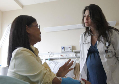 Bà Kim Nguyen (bên trái), 62 tuổi, một người Mỹ gốc Việt đang sống tại bang Tennessee được ghi nhận mắc phải căn bệnh lạ giống AIDS. Ảnh: Cfnews. Bà Kim Nguyen (bên trái), 62 tuổi, một người Mỹ gốc Việt đang sống tại bang Tennessee được ghi nhận mắc phải căn bệnh lạ giống AIDS. Ảnh: Cfnews.