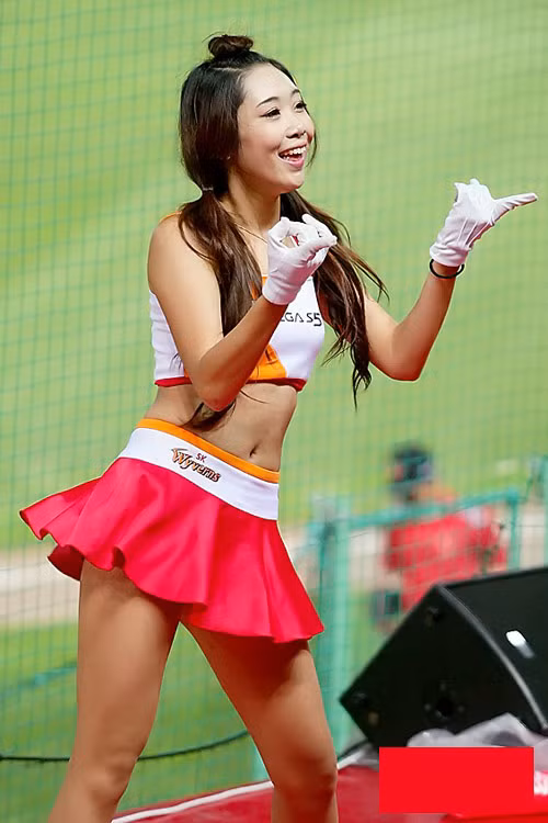 Với những trang phục sexy bỏng cháy, khoe cơ bụng, chân dài nuột, các chân dài luôn làm nóng bầu không khí khi khai màn.