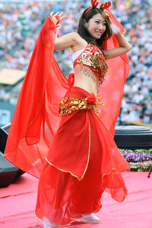 Thời trang cổ động của người đẹp xứ K-im chi cũng được bình bàn sôi nổi.