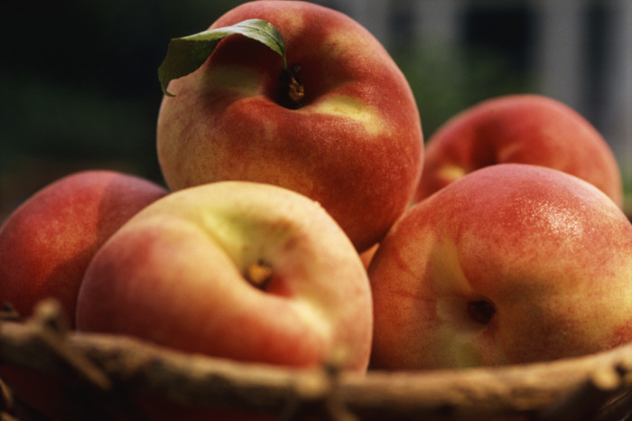 2. Đào: Loại đào tiên trái to thường bị ngâm với axit citric công nghiệp, để giữ vỏ màu đỏ, không dễ hư hỏng. Nếu vào trong cơ thể, dư lượng hóa chất này có thể gây tổn hại hệ thống thần kinh, gây ra các bệnh dị ứng, thậm chí ung thư.