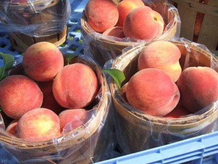 Nhiều người bán còn thường lấy quả đào cắt nhỏ ngâm với phèn chua cho giòn rồi ngâm thành nước uống. Thành phần chính của phèn là nhôm sunfat, tiêu thụ lâu dài có thể gây mất trí nhớ, độ đàn hồi da giảm dễ xuất hiện nếp nhăn.