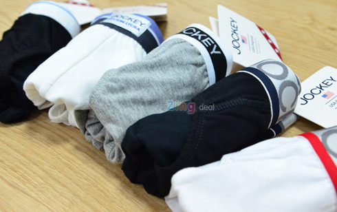 Quần lót nam: Tương tự như ở nữ giới, nam giới cần lựa chọn những chiếc quần có kích cỡ phù hợp và chất liệu tốt. Nguy hiểm hơn, nếu những chiếc quần chip nam bó sát quá sẽ khiến cho lực lượng “tinh binh” của chàng bị tiêu diệt nhiều, ảnh hưởng tới khả năng sinh sản. Quần lót nam: Tương tự như ở nữ giới, nam giới cần lựa chọn những chiếc quần có kích cỡ phù hợp và chất liệu tốt. Nguy hiểm hơn, nếu những chiếc quần chip nam bó sát quá sẽ khiến cho lực lượng “tinh binh” của chàng bị tiêu diệt nhiều, ảnh hưởng tới khả năng sinh sản.