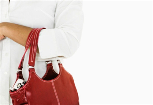Túi xách tay: Phụ kiện không thể thiếu đối với chị em này có thể làm ảnh hưởng tới cổ tay và vai bạn. Nếu đeo những chiếc túi đựng nhiều đồ với khối lượng nặng sẽ rất dễ khiến bạn bị lệch vai. Túi xách tay: Phụ kiện không thể thiếu đối với chị em này có thể làm ảnh hưởng tới cổ tay và vai bạn. Nếu đeo những chiếc túi đựng nhiều đồ với khối lượng nặng sẽ rất dễ khiến bạn bị lệch vai.
