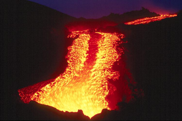 Núi lửa Etna là núi lửa còn hoạt động toạ lạc ở bờ biển khía đông của đảo Sicily, nằm gần 2 thành phố Messina và Catania. Chiều cao của núi lửa này liên tục thay đổi do các đợt phun trào nên các chuyên gia không thể đo chính xác. Núi lửa Etna là núi lửa còn hoạt động toạ lạc ở bờ biển khía đông của đảo Sicily, nằm gần 2 thành phố Messina và Catania. Chiều cao của núi lửa này liên tục thay đổi do các đợt phun trào nên các chuyên gia không thể đo chính xác.