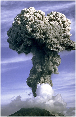 Núi lửa Sakurajima, cao 1.117m, toạ lạc trên đảo Kyushu, tỉnh Kagoshima, Nhật Bản. Nó được liệt kê vào danh sách những núi lửa hạng nhất về sức mạnh địa chấn, đồng nghĩa với việc có thể thức giấc bất kỳ lúc nào. Núi lửa Sakurajima, cao 1.117m, toạ lạc trên đảo Kyushu, tỉnh Kagoshima, Nhật Bản. Nó được liệt kê vào danh sách những núi lửa hạng nhất về sức mạnh địa chấn, đồng nghĩa với việc có thể thức giấc bất kỳ lúc nào.