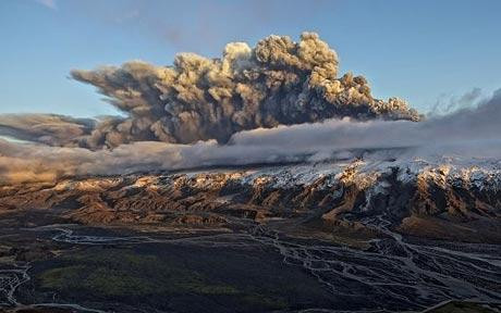 Núi lửa Eyjafjallajokull, thuộc Iceland, đây được coi là một trong những ngọn núi lửa lớn hang đầu ở châu Âu, bởi mỗi lần núi lửa này hoạt động sẽ làm ngưng trệ hoạt động hang không ở châu Âu trên diện rộng. Núi lửa Eyjafjallajokull, thuộc Iceland, đây được coi là một trong những ngọn núi lửa lớn hang đầu ở châu Âu, bởi mỗi lần núi lửa này hoạt động sẽ làm ngưng trệ hoạt động hang không ở châu Âu trên diện rộng.