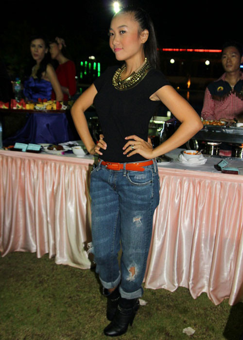 Nhưng với sự lựa chọn trang phục phụ kiện như trong hình, Đoan Trang đẹp và trẻ trung hơn nhiều.