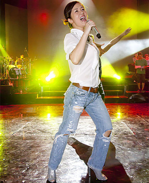 Ai cũng biết số tuổi và sự giàu có, sành điệu của diva Hồng Nhung, nhưng khi cô tái xuất với chiếc quần jeans lấm tấm mốc cộng thêm những mảng rách lớn, khán giả không khỏi ngạc nhiên và bất ngờ.