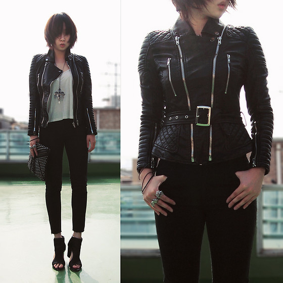 Biến đổi một chút trong chi tiết áo, thay vì mặc áo nạm đinh hầm hố, cô bạn này đã chuyển sự chú ý xuống túi xách cầm tay nạm đinh, cùng áo khoác da để phù hợp hơn với thời trang đời thường.