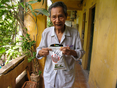 BS Nguyễn Hoài Nam giới thiệu cách ăn gạo lứt muối vừng.