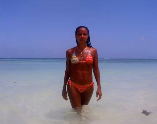 Dù sắp bước sang sinh nhật 41 tuổi và đã có hai con nhưng Jada Pinkett Smith vẫn có vòng eo phẳng lì. Chẳng thế mà nữ diễn viên này không hề ngần ngại khoe trên twitter ảnh diện bikini.