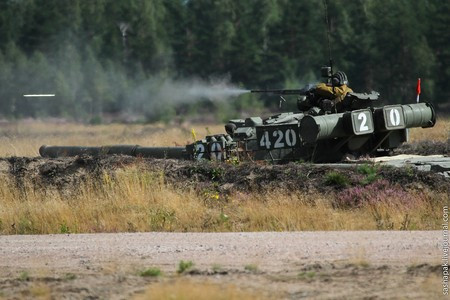 T-80 nằm trong công sự và nhả đạn súng máy về phía mục tiêu. T-80 nằm trong công sự và nhả đạn súng máy về phía mục tiêu.