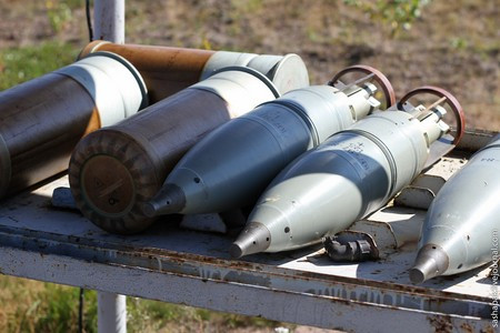 Những viên đạn pháo 125 mm đang chờ được chuyển vào trong xe tăng. Những viên đạn pháo 125 mm đang chờ được chuyển vào trong xe tăng.