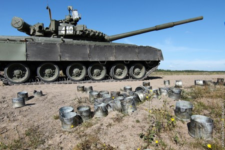 Cắn tút đạn pháo được vứt la liệt sau bài bắn đạn thật. Cắn tút đạn pháo được vứt la liệt sau bài bắn đạn thật.