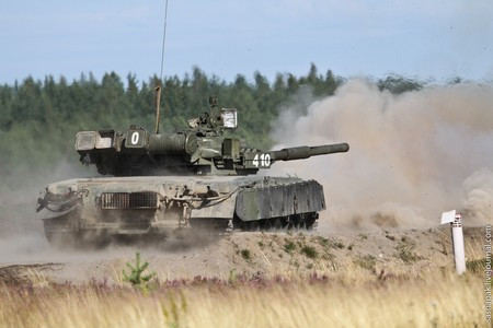T-80 có thể tăng tốc tới 80 km/h, đây cũng là xe tăng chạy nhanh nhất của quân đội Nga. T-80 có thể tăng tốc tới 80 km/h, đây cũng là xe tăng chạy nhanh nhất của quân đội Nga.