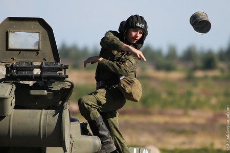 Và những cắn tút đạn được ném bỏ ra bên ngoài. Và những cắn tút đạn được ném bỏ ra bên ngoài.