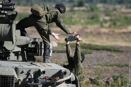 Kíp xe T-80 chuyển đạn dược vào bên trong để chuẩn bị cho bài bắn đạn thật. Kíp xe T-80 chuyển đạn dược vào bên trong để chuẩn bị cho bài bắn đạn thật.