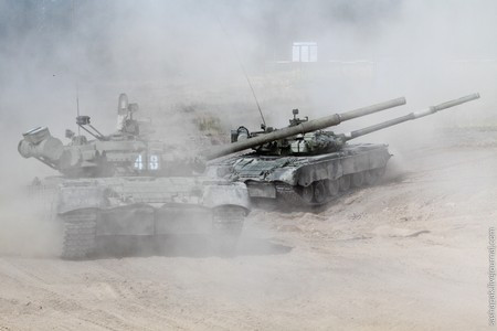 Những chiếc T-80 quần thảo trên bãi tập. Những chiếc T-80 quần thảo trên bãi tập.