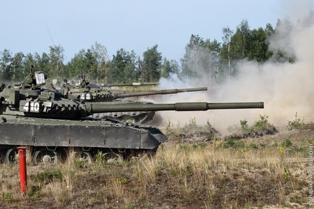 Đội hình 3 xe tăng T-80 dàn hàng ngang và nã đạn về phía mục tiêu giả. Đội hình 3 xe tăng T-80 dàn hàng ngang và nã đạn về phía mục tiêu giả.