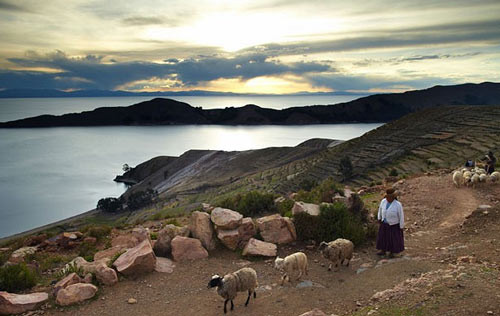 Titicaca – Hồ cao nhất thế giới có thể đi thuyền được: Titicaca nằm ở độ cao 3.812m so với mực nước biển. Tọa lạc trên đỉnh Altiplano trong dãy Andes trên biên giới của Peru và Bolivia, Titicaca có độ sâu trung bình là 107 m và độ sâu tối đa là 281 m. Titicaca – Hồ cao nhất thế giới có thể đi thuyền được: Titicaca nằm ở độ cao 3.812m so với mực nước biển. Tọa lạc trên đỉnh Altiplano trong dãy Andes trên biên giới của Peru và Bolivia, Titicaca có độ sâu trung bình là 107 m và độ sâu tối đa là 281 m.