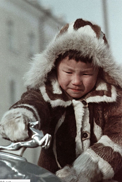 Oymyakon (Nga) – Khu vực có con người lạnh nhất thế giới: Địa điểm này luôn bị băng tuyết bao phủ nhưng vẫn có rất nhiều người sinh sống. Gần như giao thông bị tê liệt vì đường bộ đóng băng. Nhiệt độ thấp nhất ở đây là 71,2 độ C. Oymyakon (Nga) – Khu vực có con người lạnh nhất thế giới: Địa điểm này luôn bị băng tuyết bao phủ nhưng vẫn có rất nhiều người sinh sống. Gần như giao thông bị tê liệt vì đường bộ đóng băng. Nhiệt độ thấp nhất ở đây là 71,2 độ C.