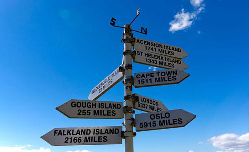 Tristan da Cunha – Đảo tách biệt nhất: Đây là nhóm đảo ở xa về phía Nam Đại Tây Dương, cách Nam Phi 2.816 km và cách Nam Mỹ 3.360 km. Dân số trên đảo là 270 người. Tristan da Cunha – Đảo tách biệt nhất: Đây là nhóm đảo ở xa về phía Nam Đại Tây Dương, cách Nam Phi 2.816 km và cách Nam Mỹ 3.360 km. Dân số trên đảo là 270 người.