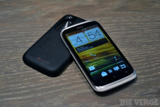 Màn hình Super LCD rộng 4 inch độ phân giải 480 x 800 pixel.