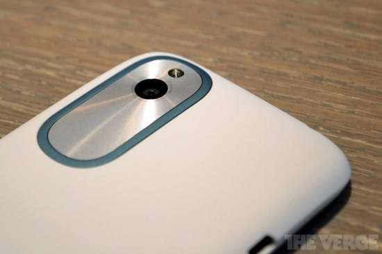 Camera 5MP với cảm biến BSI, vừa quay phim vừa chụp hình.