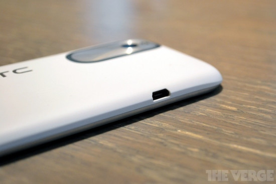 Cổng kết nối microUSB.