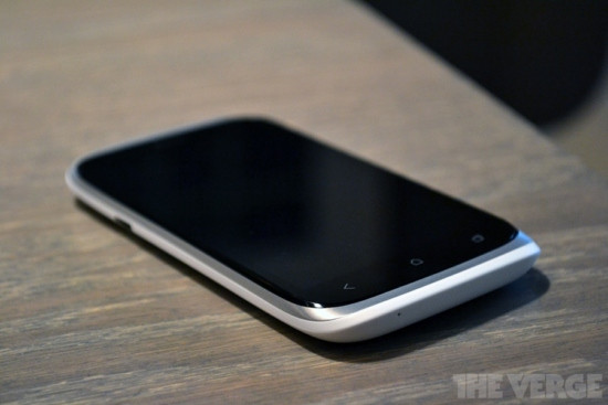 Nét thiết kế mềm mại tương tự dòng HTC One X.