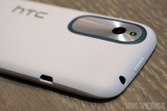 Giắc cắm tai nghe chuẩn 3,5mm và nút nguồn.