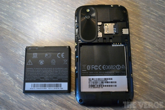 Nguồn pin dung lượng 1.650mAh khá ổn.