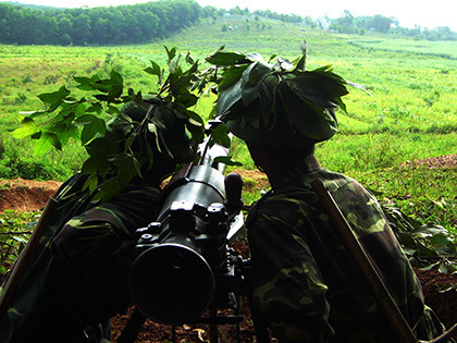 Khẩu đội ĐKZ 1 thuộc Tiểu đoàn 5 thực hành lấy phần tử bắn trong diễn tập. Khẩu đội ĐKZ 1 thuộc Tiểu đoàn 5 thực hành lấy phần tử bắn trong diễn tập.