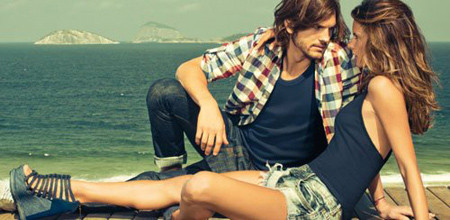 Alessandra Ambrosio và Aston Kutcher tạo nên một cặp đôi hoàn hảo trong chiến dịch quảng cáo này. Alessandra Ambrosio và Aston Kutcher tạo nên một cặp đôi hoàn hảo trong chiến dịch quảng cáo này.