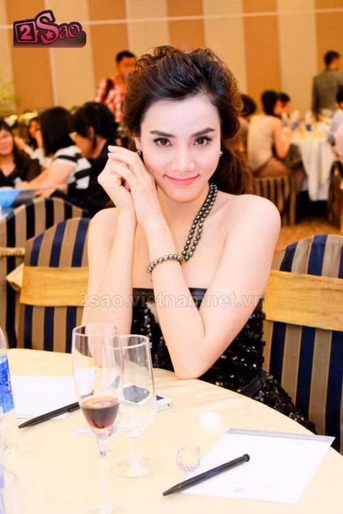 Trang Nhung khoe thân hình trắng nõn nà, vai trần gợi cảm trong bộ váy đen lấp lánh và đặc biệt bộ trang sức ngọc trai trị giá lên tới vài trăm triệu của cô mang trên người càng làm tăng sự sang trọng quý phái.