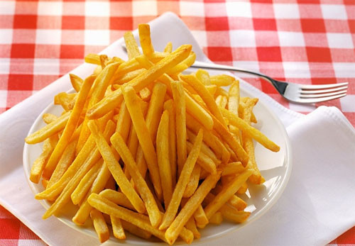 10. Khoai tây chiên: Chúng chứa nhiều chất béo và muối mặc dù rất ngon miệng. Món ăn này cũng sẽ khiến bạn bị đầy bụng vì vậy hãy tránh ăn vào sát giờ ngủ. Nếu thèm các món mặn, bạn có thể ăn một nắm hạnh nhân hoặc bánh quy giòn mặn.