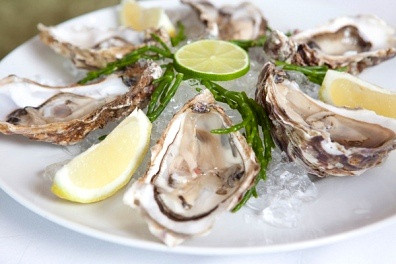 1. Hàu: Thịt hàu có tác dụng kích thích tình dục. Thịt hàu giàu kẽm, giúp gia tăng quá trình sản xuất tinh dịch và testrosterone. Ngoài ra, thịt hàu còn chứa dopamine - một loại hormone có tác dụng làm tăng ham muốn ở cả hai giới.