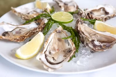 1. Hàu: Thịt hàu có tác dụng kích thích tình dục. Thịt hàu giàu kẽm, giúp gia tăng quá trình sản xuất tinh dịch và testrosterone. Ngoài ra, thịt hàu còn chứa dopamine - một loại hormone có tác dụng làm tăng ham muốn ở cả hai giới.