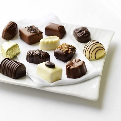 4. Socola: Socola không chỉ tốt cho sức khỏe mà còn thúc đẩy quá trình tăng ham muốn của phụ nữ, socola còn chứa theobromine - tương tự như chất ancaloit có trong caffeine - giúp kích thích thần kinh. Ngoài ra, socola đen còn được biết đến như là một loại thực phẩm giàu chất chống ôxy hóa, giúp tăng cường hệ miễn dịch.