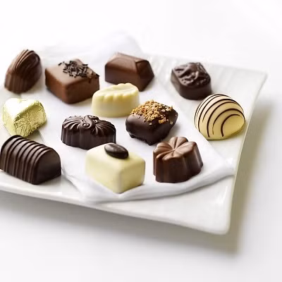 4. Socola: Socola không chỉ tốt cho sức khỏe mà còn thúc đẩy quá trình tăng ham muốn của phụ nữ, socola còn chứa theobromine - tương tự như chất ancaloit có trong caffeine - giúp kích thích thần kinh. Ngoài ra, socola đen còn được biết đến như là một loại thực phẩm giàu chất chống ôxy hóa, giúp tăng cường hệ miễn dịch.