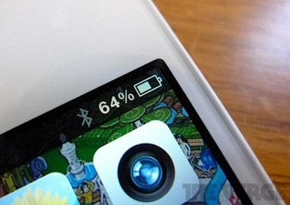 4. Pin “trâu” hơn: Người dùng iPhone quá quen với việc phải mang bộ sạc theo người mọi lúc mọi nơi. Dĩ nhiên, nếu trong một ngày hoạt động nhẹ nhàng, nguồn pin có thể đảm bảo cho bạn sử dụng khá ổn. Nhưng nếu bạn muốn chụp ảnh hay phải soạn thảo nhiều email, hãy chuẩn bị tinh thần nhìn pin sụt nhanh chóng mặt nhé. 4. Pin “trâu” hơn: Người dùng iPhone quá quen với việc phải mang bộ sạc theo người mọi lúc mọi nơi. Dĩ nhiên, nếu trong một ngày hoạt động nhẹ nhàng, nguồn pin có thể đảm bảo cho bạn sử dụng khá ổn. Nhưng nếu bạn muốn chụp ảnh hay phải soạn thảo nhiều email, hãy chuẩn bị tinh thần nhìn pin sụt nhanh chóng mặt nhé.