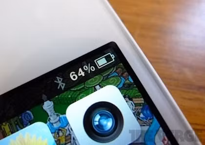 4. Pin “trâu” hơn: Người dùng iPhone quá quen với việc phải mang bộ sạc theo người mọi lúc mọi nơi. Dĩ nhiên, nếu trong một ngày hoạt động nhẹ nhàng, nguồn pin có thể đảm bảo cho bạn sử dụng khá ổn. Nhưng nếu bạn muốn chụp ảnh hay phải soạn thảo nhiều email, hãy chuẩn bị tinh thần nhìn pin sụt nhanh chóng mặt nhé.