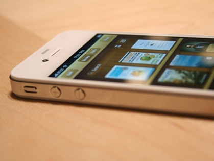 2. Không có shortcut: Không dễ dàng chút nào nếu muốn di chuyển nhanh đến lựa chọn tắt/bật Wi-Fi, Bluetooth, GPS hay thay đổi độ sáng màn hình. Nhiều khi người dùng muốn kiểm tra xem mình đang xài vào mạng Wi-Fi nào hoặc tăng mức độ hiển thị song cũng phải trải qua nhiều bước. 2. Không có shortcut: Không dễ dàng chút nào nếu muốn di chuyển nhanh đến lựa chọn tắt/bật Wi-Fi, Bluetooth, GPS hay thay đổi độ sáng màn hình. Nhiều khi người dùng muốn kiểm tra xem mình đang xài vào mạng Wi-Fi nào hoặc tăng mức độ hiển thị song cũng phải trải qua nhiều bước.