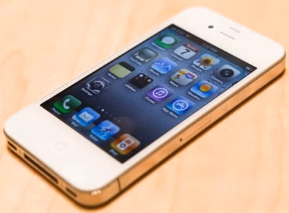 1. Thiếu tùy chọn: iPhone có màn hình chính với 16 biểu tượng (icon) cho những ứng dụng và một hàng 4 biểu tượng phía dưới cùng. Bạn chẳng thể thay đổi điều này bởi Apple không cho phép làm vậy. Thế nên, nếu không bẻ khóa iPhone thì bạn hãy quên các widget, shortcut hoặc hình nền động đi nhé.