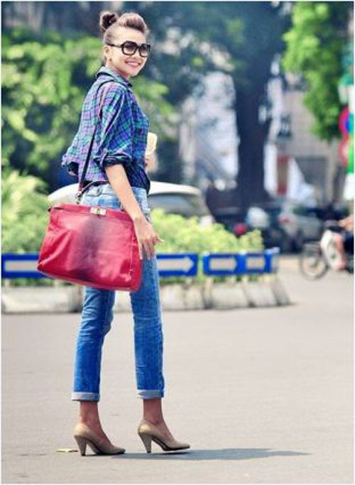 Quần jeans xắn gấu và sơ mi cá tính cũng được Thanh Hằng lựa chọn.