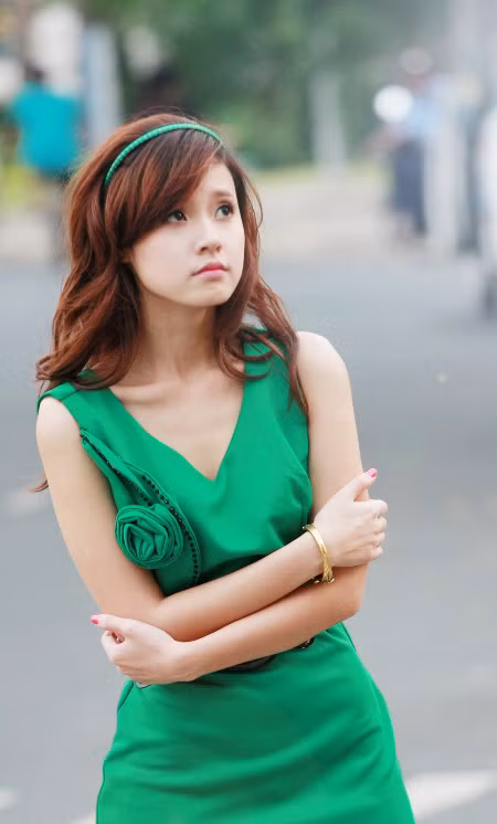 Midu "ngây thơ" trong bộ đồ màu xanh và phụ kiện cũng màu xanh.