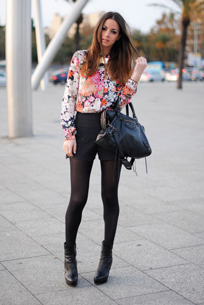 Áo sơ mi in hoa cũng là một món đồ không thể bỏ qua trong mùa thu đông năm nay. Bạn có thể kết hợp cùng quần short, tất mỏng, bốt cổ ngắn để có một vẻ ngoài năng động, trẻ trung, hoặc…